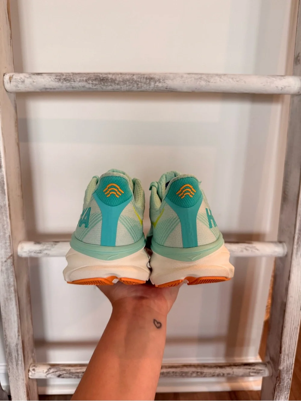 Hoka Clifton 9 Running Shoes Women's Size 8.5 Seafoam / Aqua Breeze Worn Once